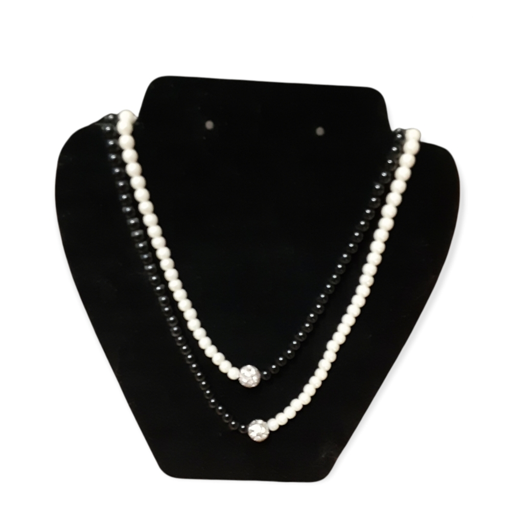 Avon,🦋white and black pearls.